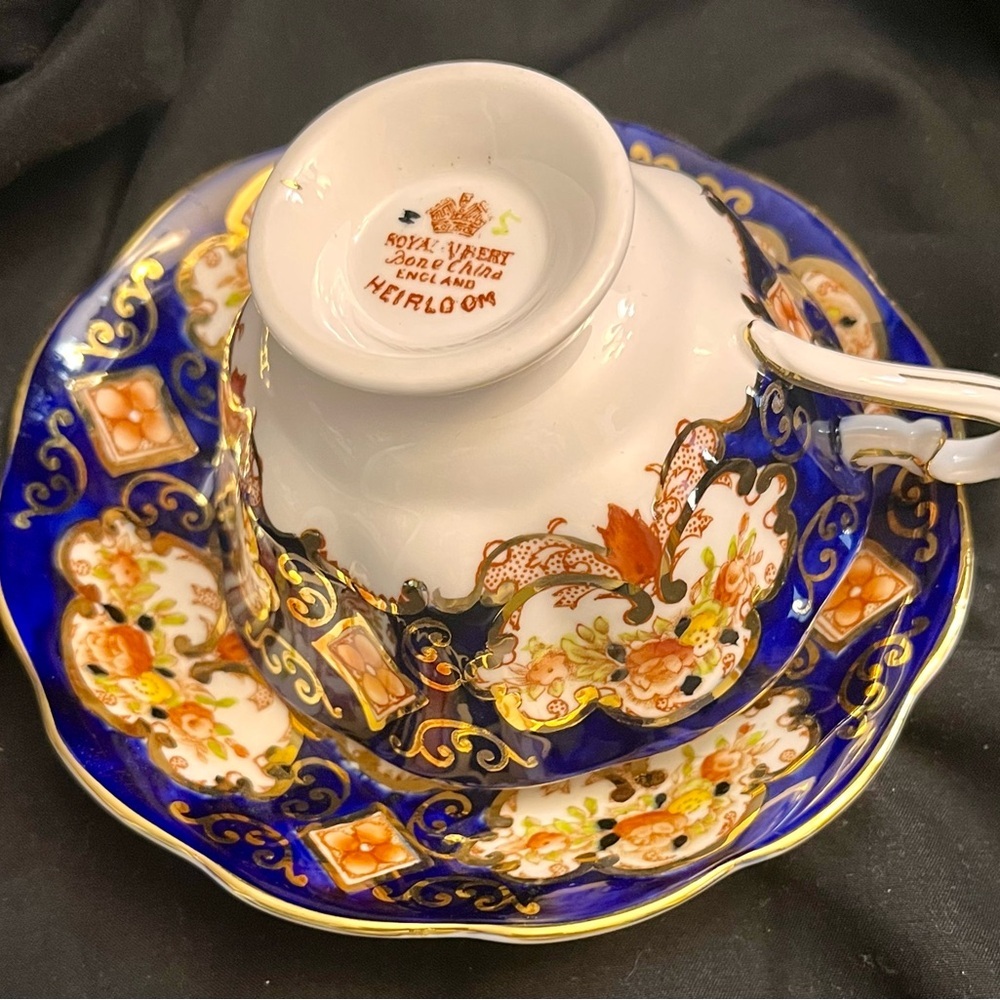 Royal Albert Heirloom Teacup Saucer Set Bone China England Imari Cobalt Gold VTG - Picture 12 of 17